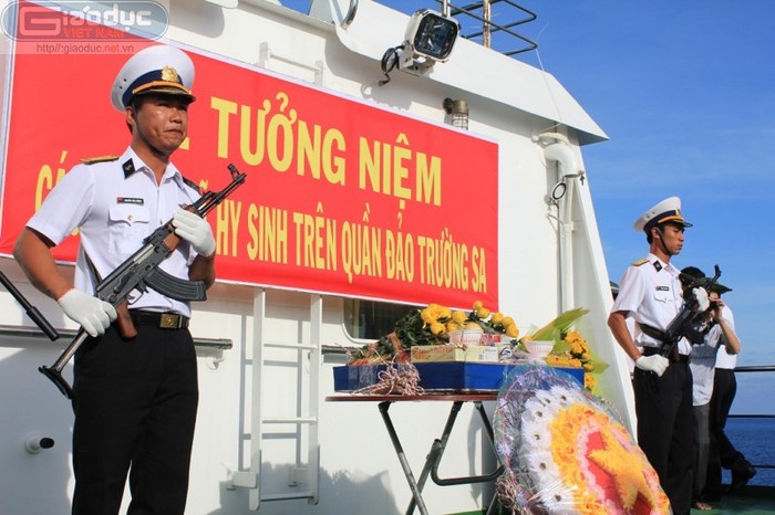 Lễ tưởng niệm các chiến sĩ hy sinh trên quần đảo Trường Sa được tổ chức trên boong tàu của tất cả những con tàu ra thăm Trường Sa.